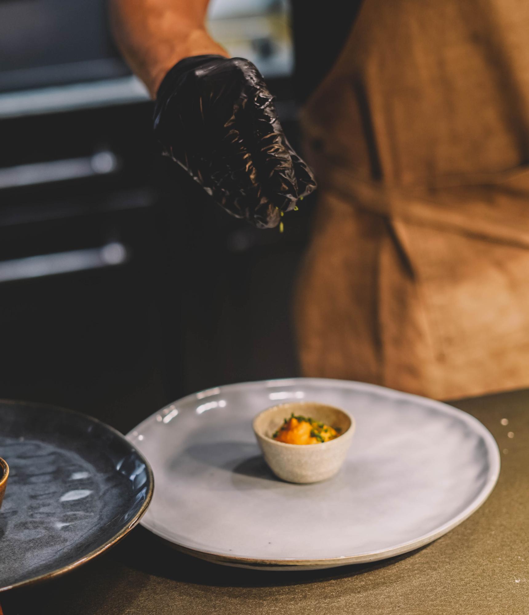 Chef bereitet Teller im Atelier vor